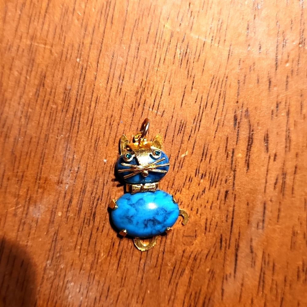 Gold tone vintage cat pendant